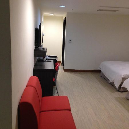 Big Bear Hotel Гаосюн Экстерьер фото